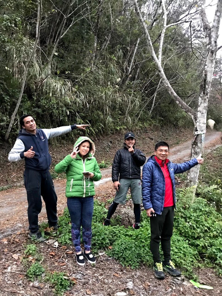 上圖:唐穗山與泰矢生山(雪白山)的岔路口,樹上指標指向「唐穗山」